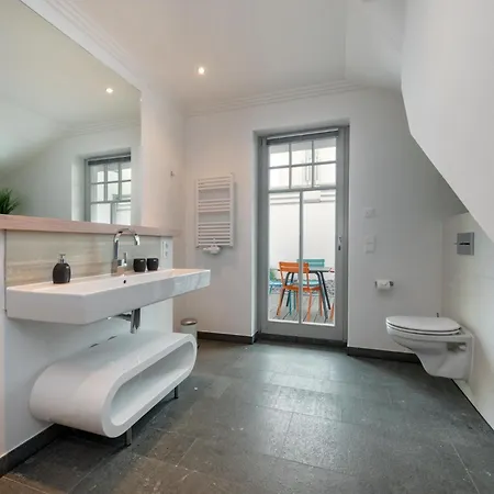 Theres Dolphin Sellin (Rugen)